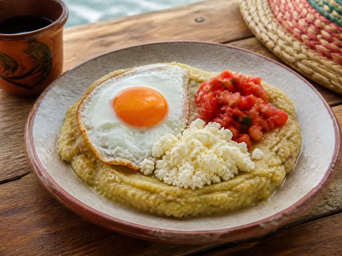 Cayeye de guineo verde con huevo, hogao y queso costeño